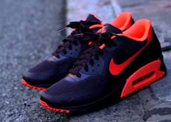      NIKE SPORTSWEAR  "FAST FOOT". 